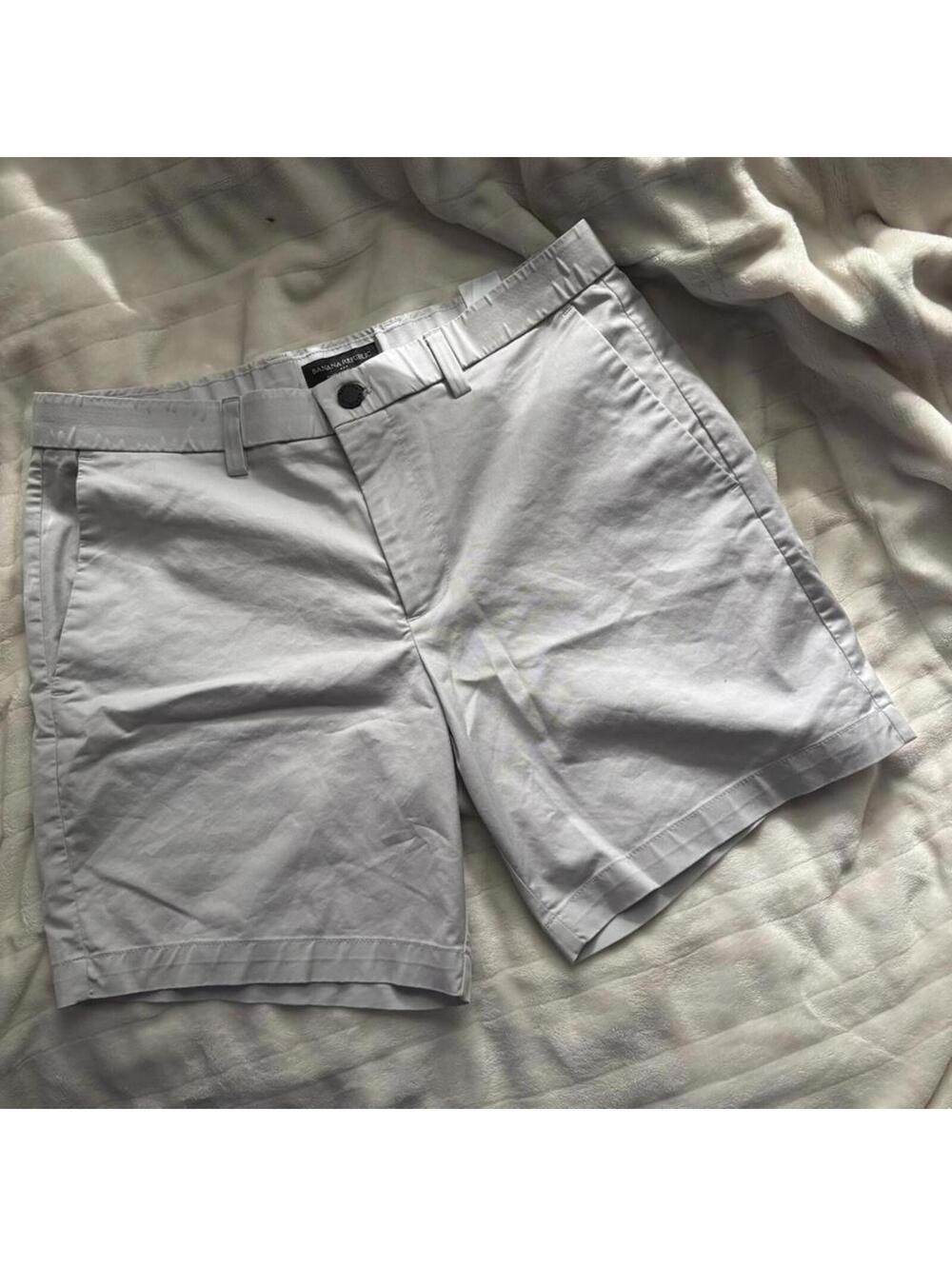 Banana Republic grey chino shorts #preppy #minimalist #summer #shorts #basics